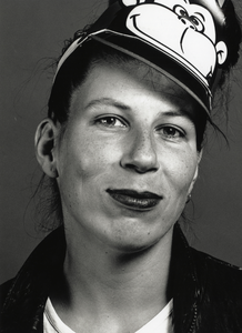 107232 Portret van Tineke ('Titi') Zaadnoordijk, geboren Alkmaar 1960, beeldend kunstenaar en dichter te Utrecht. ...